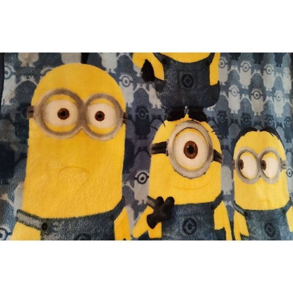 DESPICABLE ME Plush blanket. 60" x 47". No stains. EUC. - Picture 4 of 10